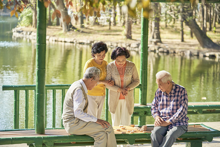 老年人公园下象棋图片