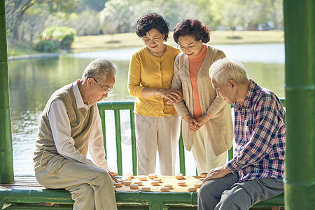 老年人在公园里下象棋图片