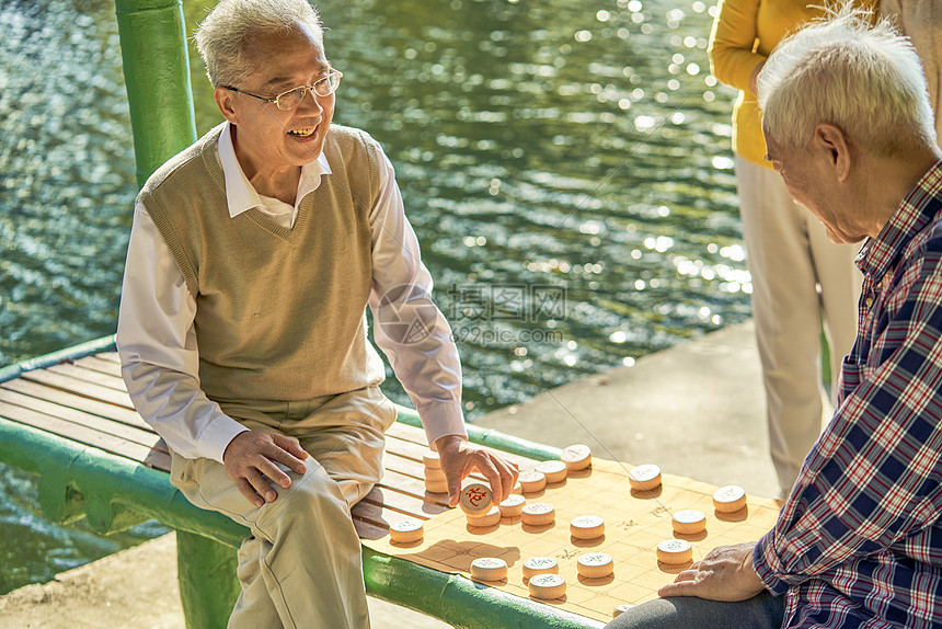 老年人公园下象棋图片