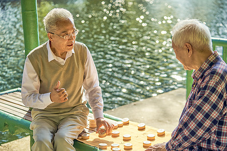 老年人公园下象棋图片