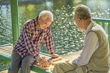 老年人公园下象棋图片素材