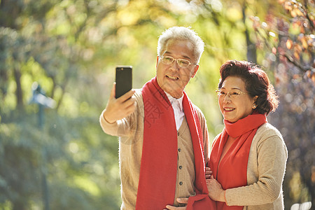 老年夫妇公园里用手机自拍图片