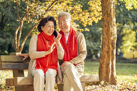 老年夫妇一起听手机电话图片