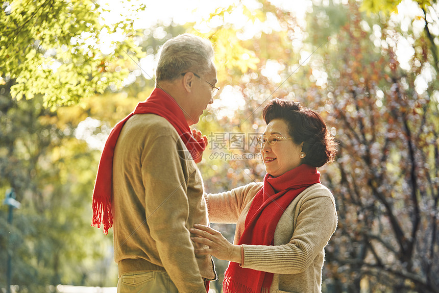 老年夫妇互相整理围巾图片