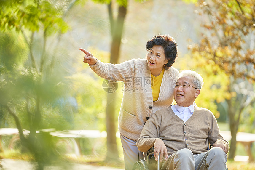 老年夫妇相伴公园散步图片