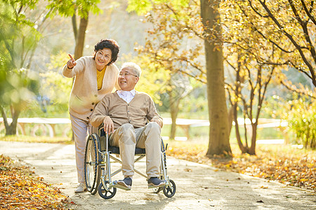 夫妻老人老年夫妇相伴公园散步背景