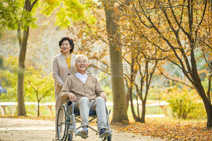 老年夫妇相伴公园散步图片