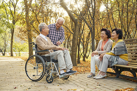 老年人公园散步聊天图片素材