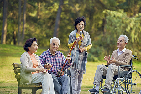 老年人公园一起相伴唱歌图片