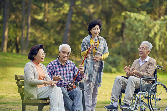 老年人公园一起相伴唱歌图片