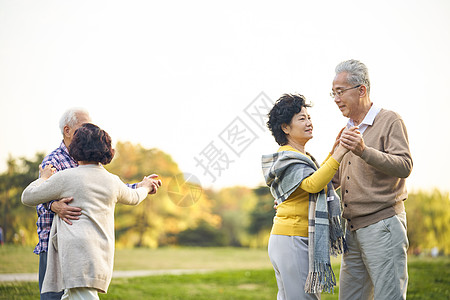 老人夫妻老年人公园跳广场舞背景