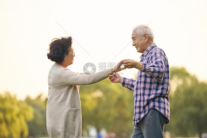 老年夫妇公园跳广场舞图片