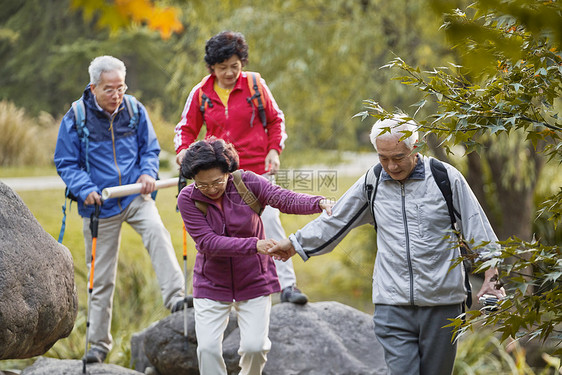 老年人组团爬山图片