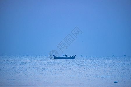 海面上一艘小渔船图片