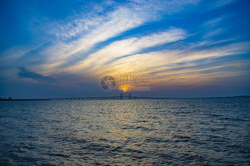 青岛胶州湾夕阳晚霞海上日落图片