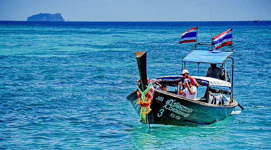 泰国皮皮岛坐船出海图片