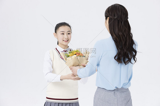 教师节女同学送礼物给老师图片