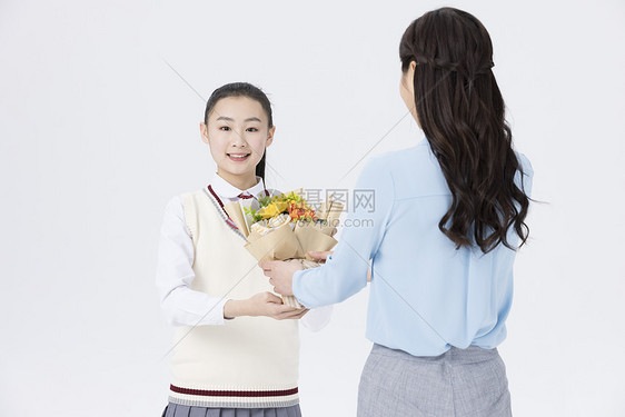 教师节女同学送礼物给老师图片