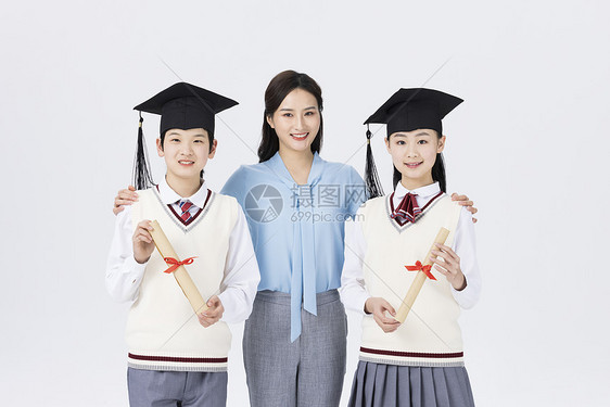 毕业季头戴学士帽的中学生与老师图片