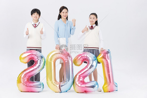 教师与学生欢乐迎接新年图片