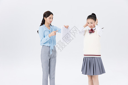 老师手拿试卷严厉批评犯错的学生图片素材