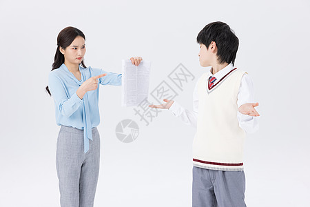 老师手拿试卷严厉批评犯错的学生图片素材