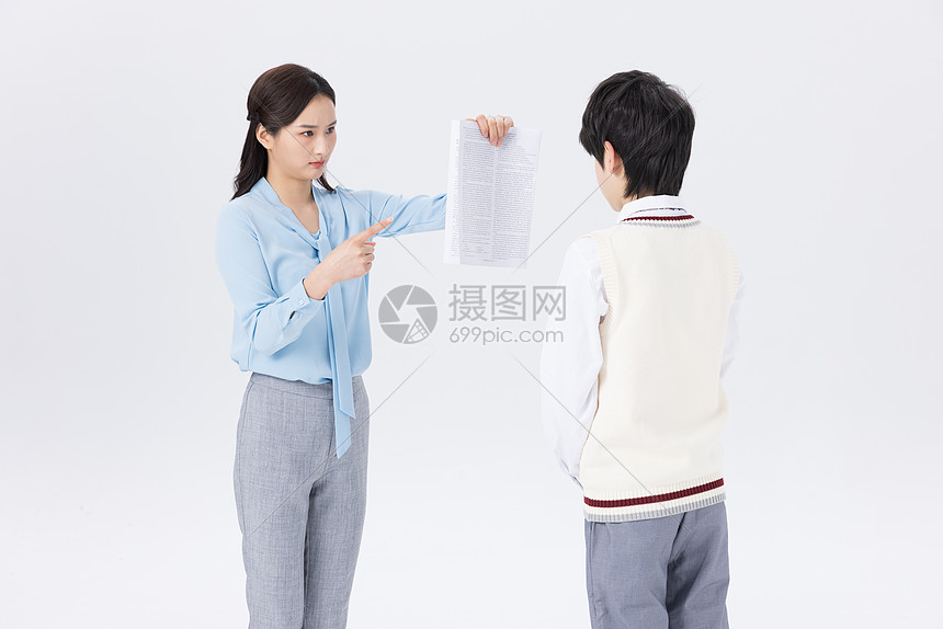 老师手拿试卷严厉批评犯错的学生