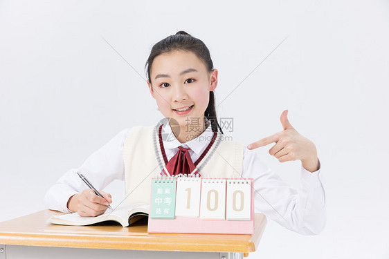 为中考倒计时100天复习的中学生图片