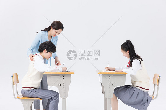 老师与学生教室教学辅导形象图片