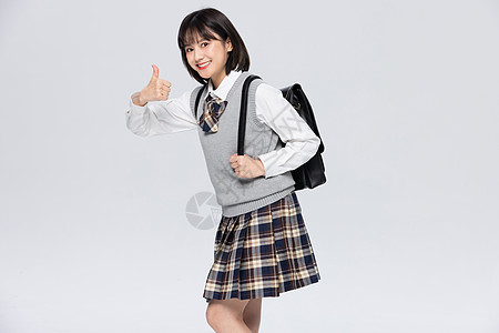 大学生合影背书包的女性大学生形象背景