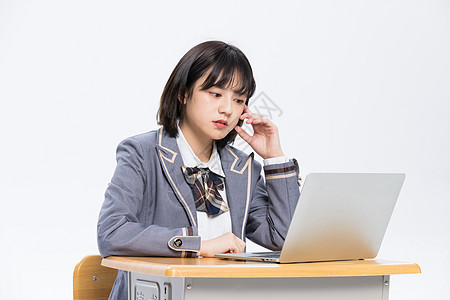 认真上网课学习的青春女大学生图片