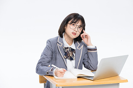 厌烦上网课的女大学生图片