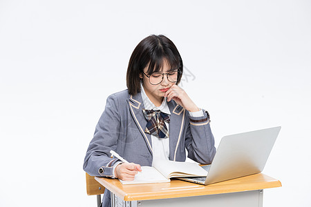 厌烦上网课的女大学生图片