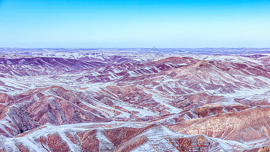 内蒙古冬季蓝天山峦沟壑图片