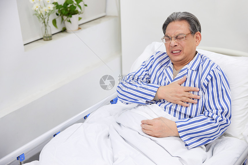 病床上的老年人心脏不舒服图片