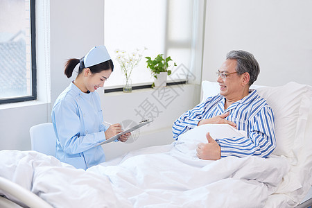 护士照顾生病的老人图片