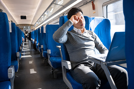 火车旅行在车厢内办公的男性疲惫背景