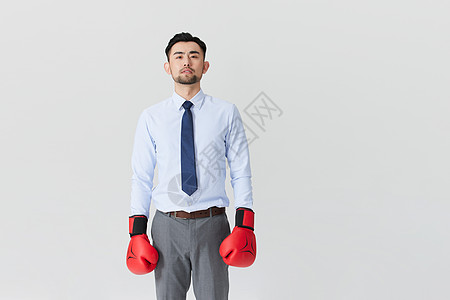 戴着拳击手套的商务男性图片