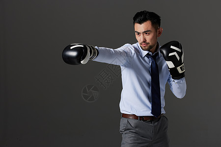 戴着拳击手套的商务男性挥拳图片