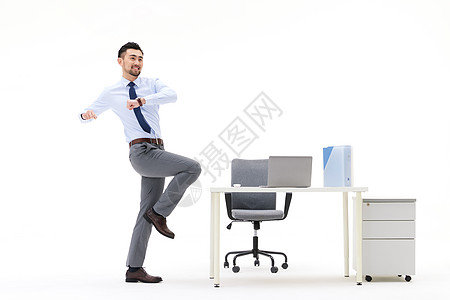 在办公桌旁舒展身体的男性图片