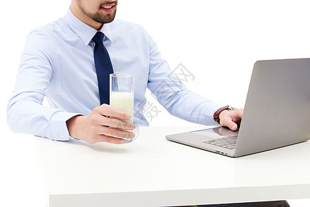 喜欢喝牛奶的商务男性图片