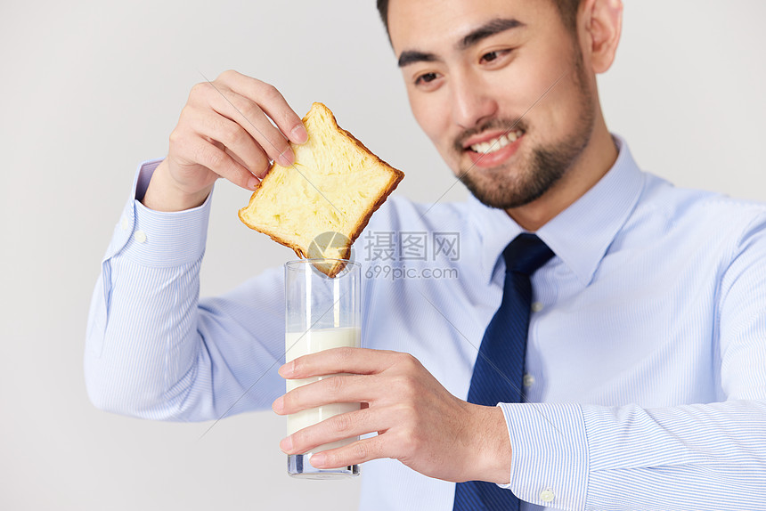 吃早餐的商务男性图片