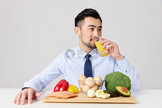 健康饮食的职场男士图片