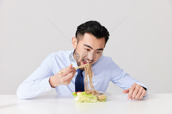 健康饮食的职场男士图片