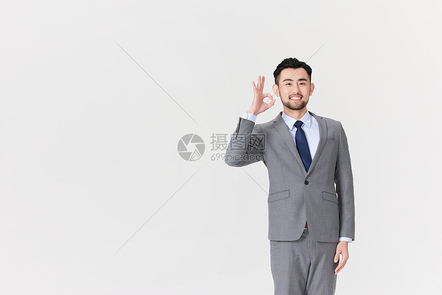 穿灰色西装的商务人士形象做ok手势图片