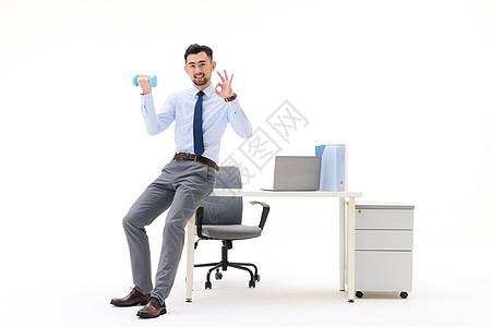 男性在办公室锻炼图片