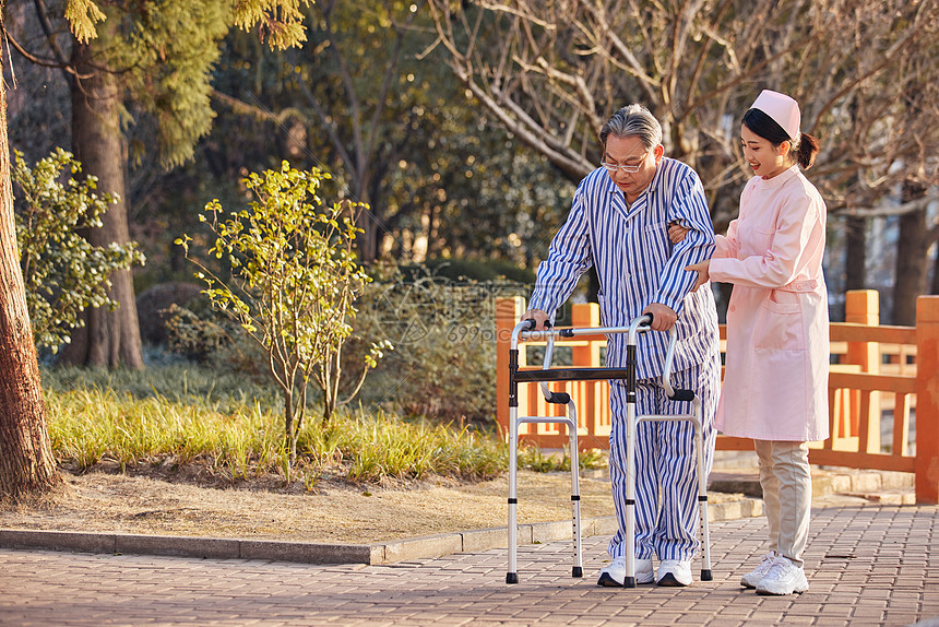 护士陪伴行动不便的老人