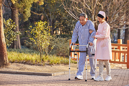 护士陪伴住院的老人图片