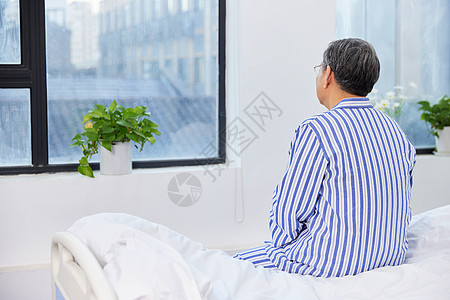 老年痴呆病坐在病床上孤独的老人背影背景