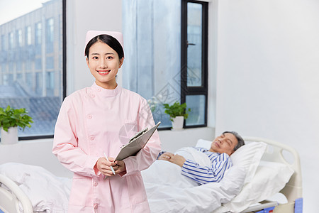 在病床旁微笑的护士形象图片